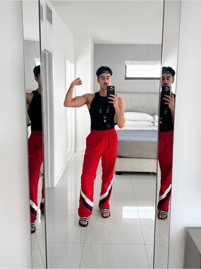 I’m Alexander, thanks for checking out my closet 🤎